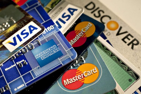 phân biệt thẻ ghi nợ và thẻ tín dụng