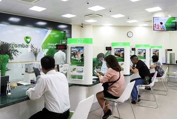 Kiểm tra số dư tài khoản Vietcombank tại quầy giao dịch của ngân hàng