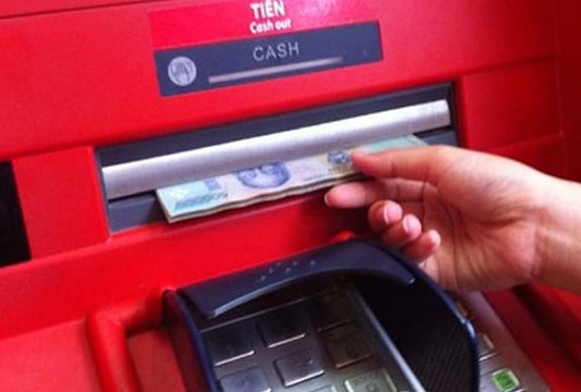 cách rút tiền ATM: bước 6 nhận tiền và thẻ ATM