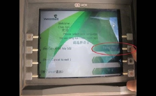Cách kiểm tra thông tin tài khoản Vietcombank tại cây ATM