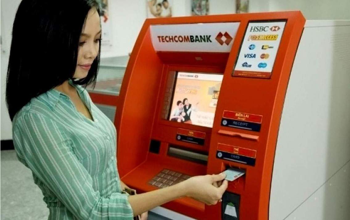 Thẻ Visa techcombank có rút tiền được không?