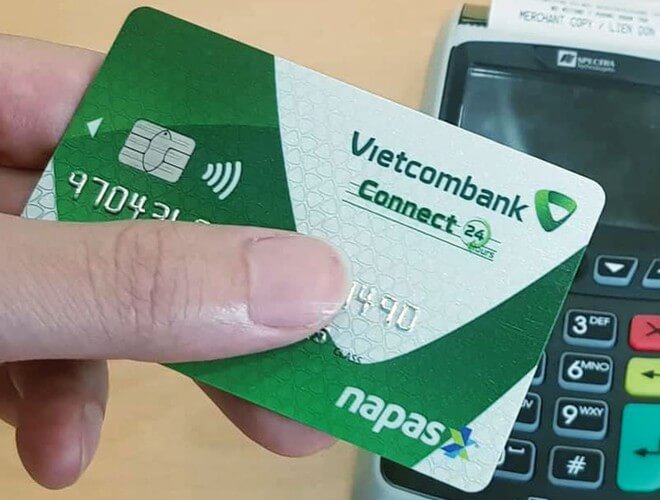 Thẻ ghi nợ vietcombank có rút được tiền không