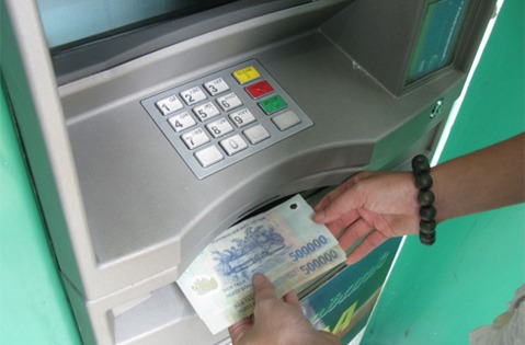 Hạn mức rút tiền ATM Vietcombank tối đa bao nhiêu trong 1 ngày?