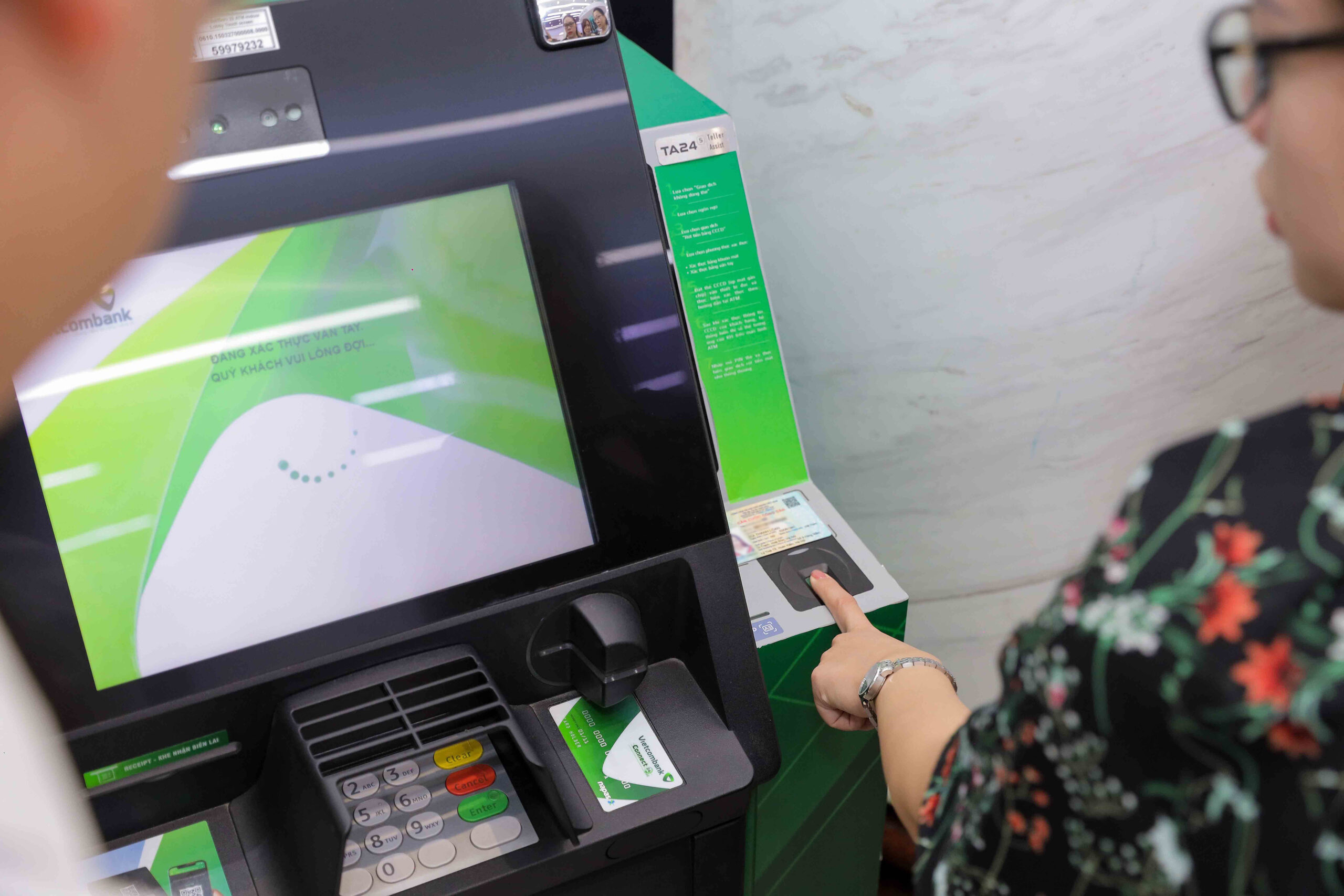 Thế nào là hạn mức rút tiền ATM Vietcombank 