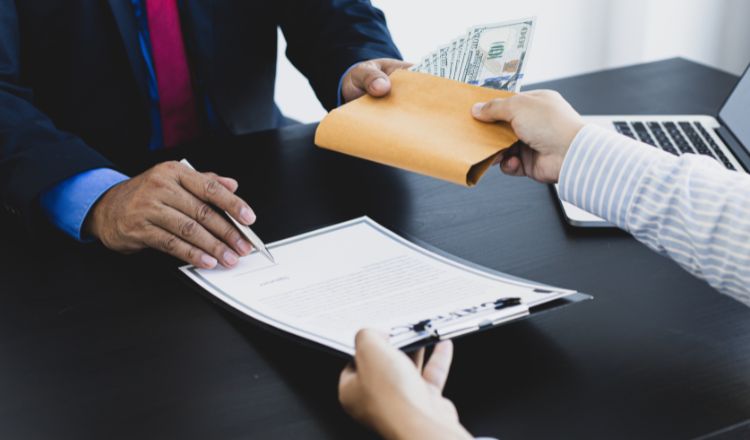 Tiệm Cầm Đồ Có Cầm CCCD Không? Quy Định Và Mức Phạt Mới Nhất 6 Các Giải Pháp Vay Tiền Hợp Pháp Thay Thế Cầm CCCD